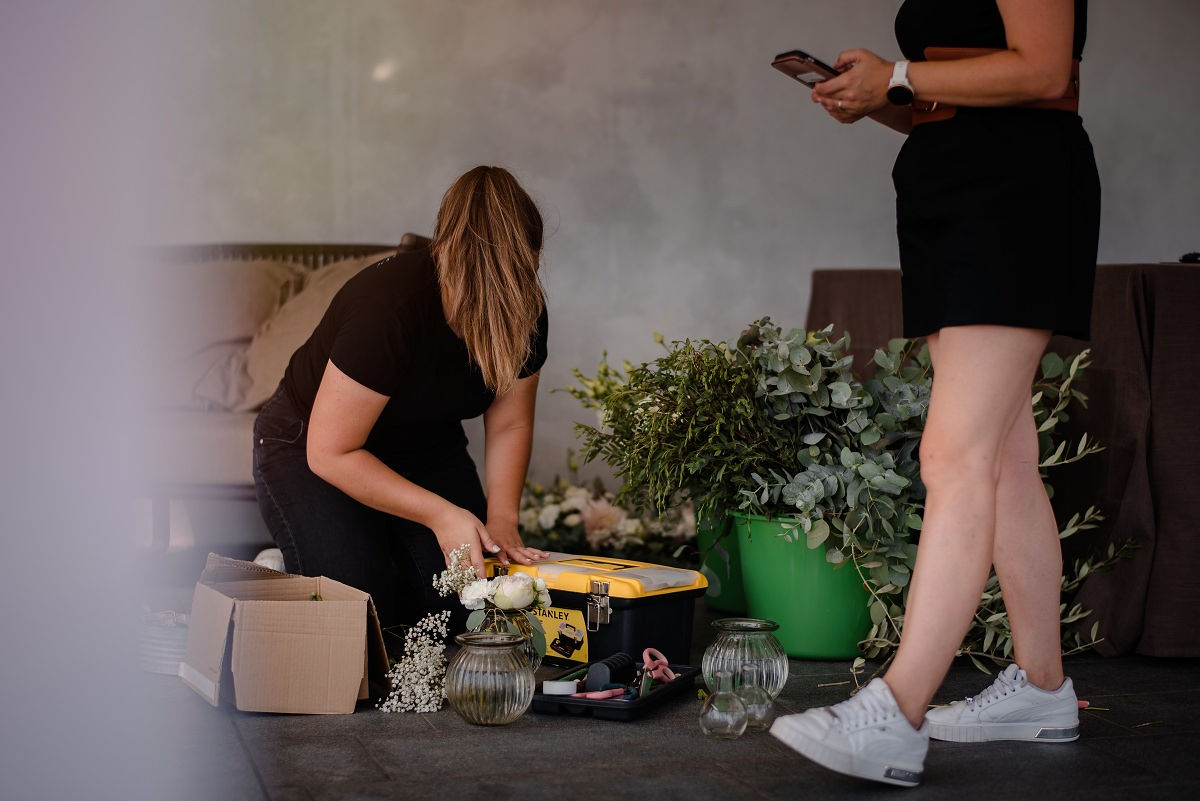 Brez rumenega kovčka nikamor.